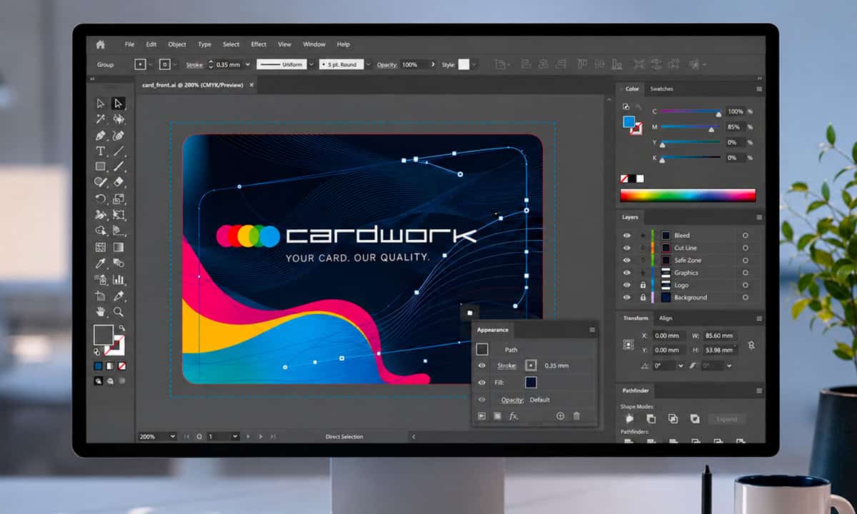 Professionelle Gestaltung einer individuellen Plastikkarte mit Cardwork Logo auf einem Computermonitor