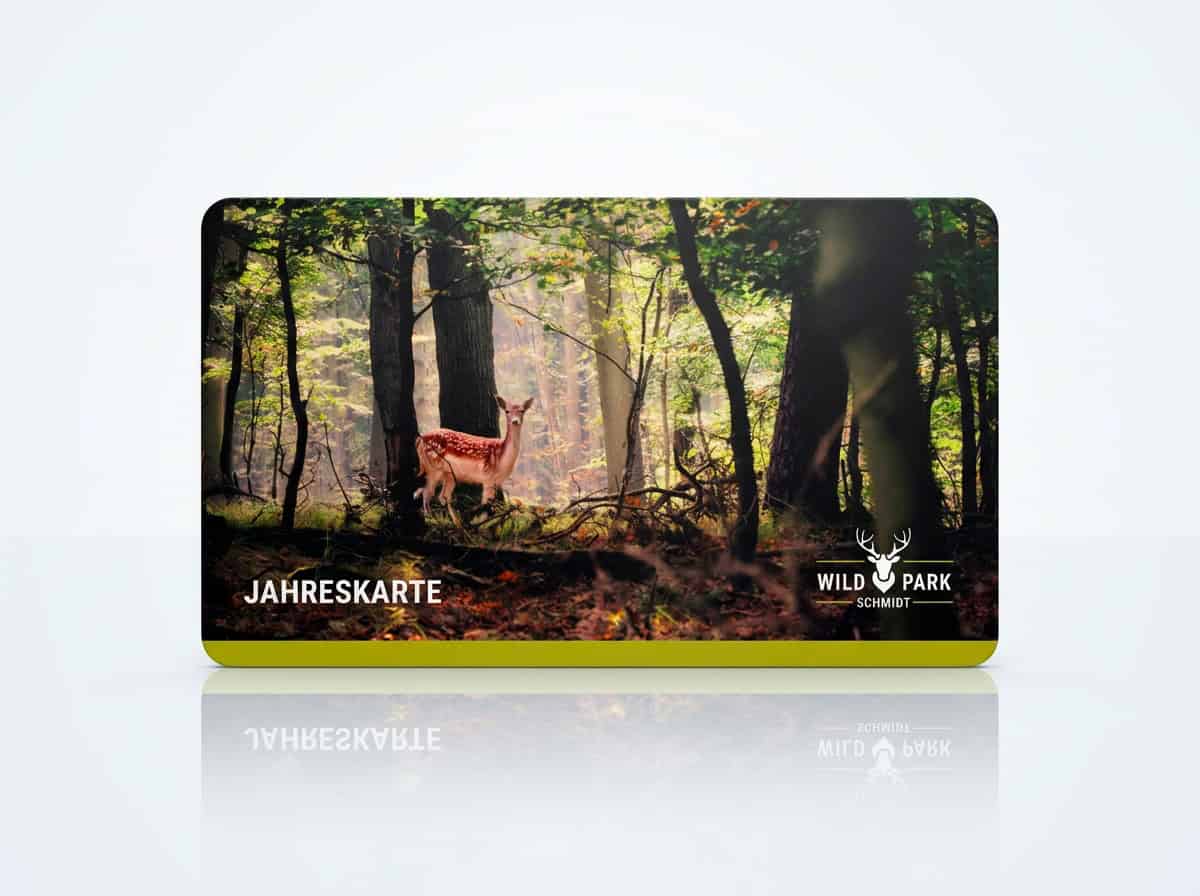 Individuell bedruckte Plastikkarte als Jahreskarte für einen Wildpark mit Waldmotiv