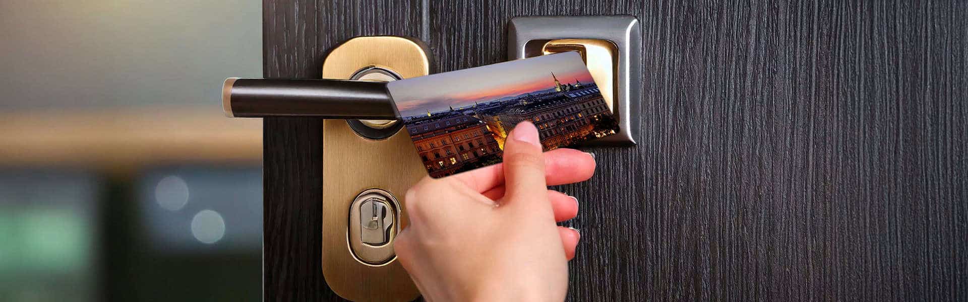 Individuell bedruckte Hotelschlüsselkarten aus Kunststoff – hochwertige Plastikkarten für Hotels und Zutrittskontrollsysteme von Cardwork